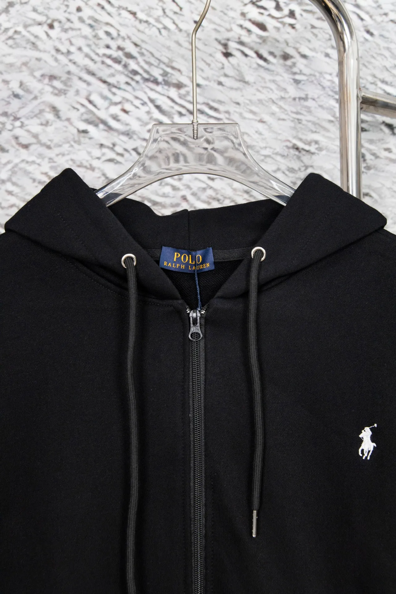 P240 Style No.: Y055 Ralph Lauren/Ralph Lauren pony embroidered zipper cardigan hooded sweatshirt. A one-of-a-kind sweatshirt for autumn and winter is here. You can wear it casually no matter how you wear it! ! This hooded sweatshirt is decorated with the simple style that represents Ralph Lauren and is paired with a pony embroidery pattern, which is three-dimensional and full! The solid color fabric paired with exquisite embroidery instantly sets it off! Hooded sports design, loose and casual fit! The overall texture is very strong! Through the pictures, we can feel the thickness and texture of custom-woven and dyed threads. The workmanship is exquisite. They are shipped from major foreign trade factories. They are all made by masters with many years of experience. Everything is of high standards and requirements! Simple and versatile model ~ Made of imported pique cotton fabric, which is super delicate and soft, close to the body without being tied. All fabrics and accessories are original custom-made and of high quality! Perfectly reflects the brand’s sense of superiority! Standard cut, comfortable stretch, unrestricted movement! Highly practical, high-end and classy! Versatile style ~ can be paired with jeans or jogging pants. Ideal for transitioning from your morning commute to weekend events! Tag, hanging particles, washed, packaging bag, full set of accessories, very good-looking, super exquisite workmanship, size: S-XL, color: navy, black, gray